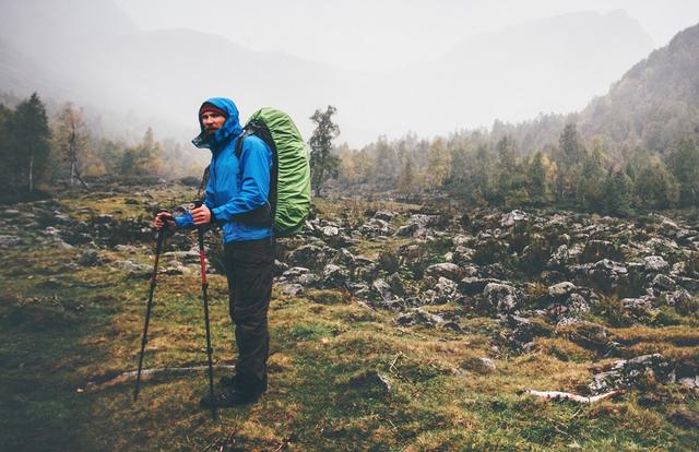 户外登山，你的冲顶背包内会放什么？