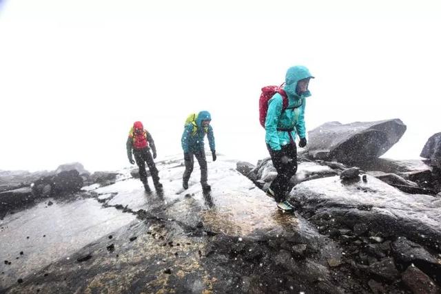 户外品牌Patagonia巴塔哥尼亚今季带来新品防水冲锋衣,以再生面料而制成