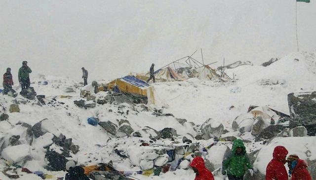 珠峰冰川消融引发新问题，登山者尸体、垃圾暴露