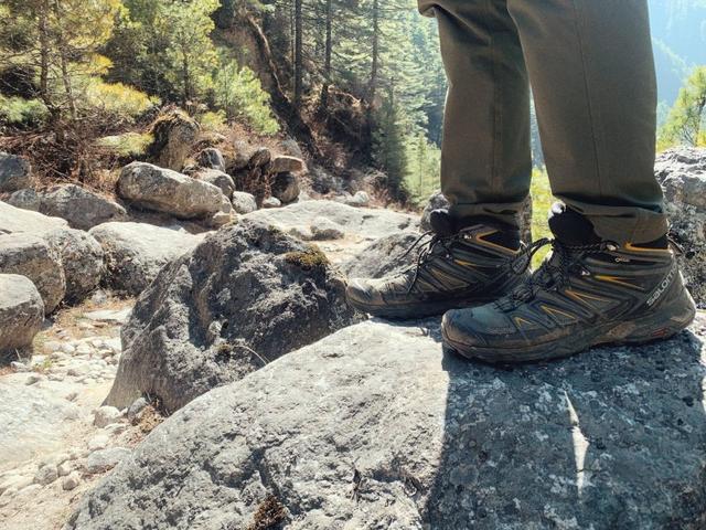 尼泊尔珠峰大本营EBC徒步日记,户外装备之户外裤、登山鞋和登山袜