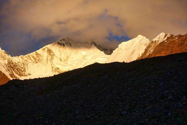 四川登山初体验,登上海拔5588米贡嘎雪山那玛峰