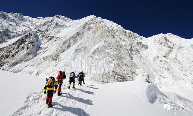 珠穆朗玛峰上被冰封的人肉地标 这只是其中的三个！
