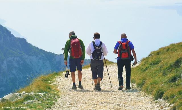 老人才需要登山杖? 你不知道的10种登山杖功能