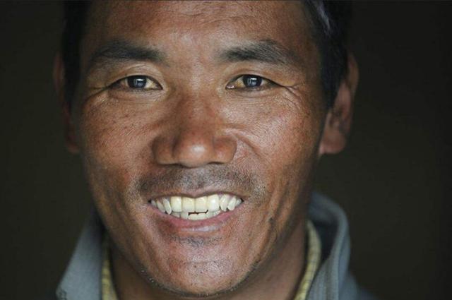 23次成功登顶珠峰,49岁的尼泊尔夏尔巴人刷新纪录