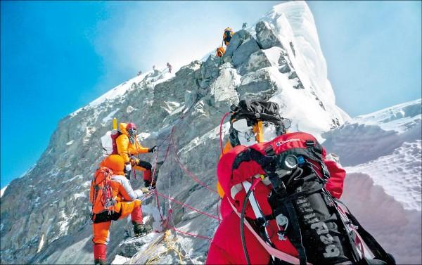 登珠峰越尸体前进,登山廉价竞争被指元凶