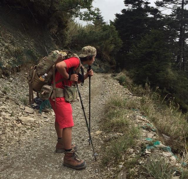 爬山一定要带登山杖,我的登山杖开箱实测