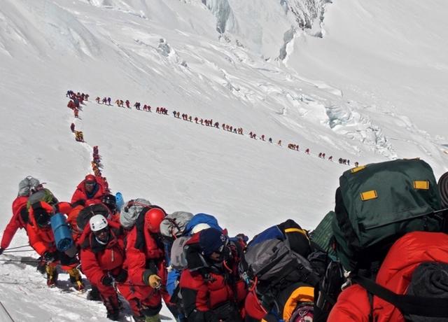 登珠峰堵车今年3人猝死,登顶人数一年多过一年