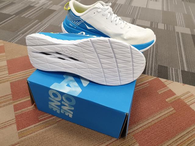 户外跑步你拥有更轻量的选择,HOKA ONE ONE CARBON X竞速跑鞋