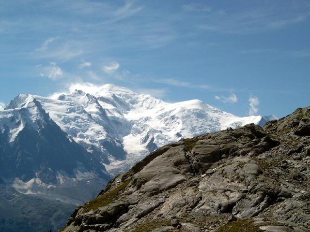 勃朗峰登山者过多,法国出新规限制勃朗峰登顶人数