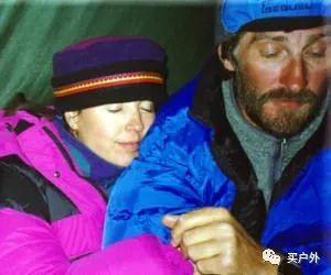 珠峰上的睡美人 女登山家丧生前哀求：“请不要扔下我”