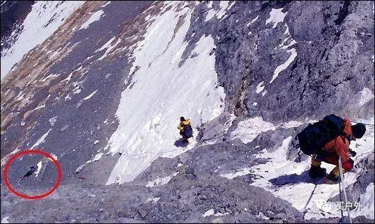 珠峰上的睡美人 女登山家丧生前哀求：“请不要扔下我”