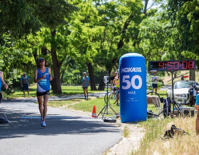 户外跑步你拥有更轻量的选择,HOKA ONE ONE CARBON X竞速跑鞋