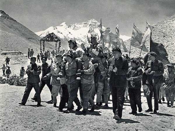 1960年中国登山队到底有没有登顶珠峰?电影攀登者向英雄致敬