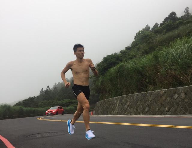 户外跑步你拥有更轻量的选择,HOKA ONE ONE CARBON X竞速跑鞋