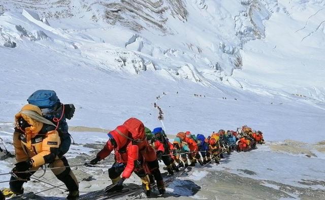 科学家警告珠峰遭污染,未来攀登珠峰会更危险
