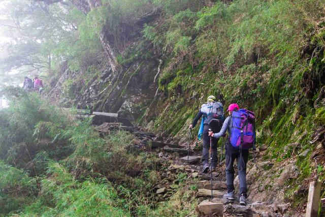 女生登山指南,女生户外爬山需要准备哪些装备