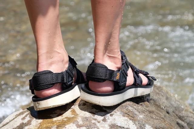 夏天最火的运动凉鞋,穿上Teva户外凉鞋舒适又时髦
