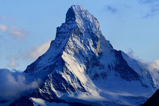 全球变暖加剧了马特洪峰的冰雪融化,向导呼吁禁止攀登马特洪峰