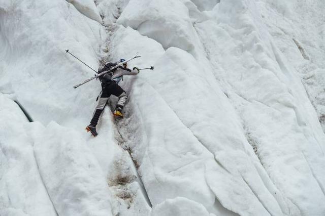 波兰滑雪运动员今年秋季尝试无氧登顶珠峰后,并从珠峰顶滑雪下撤