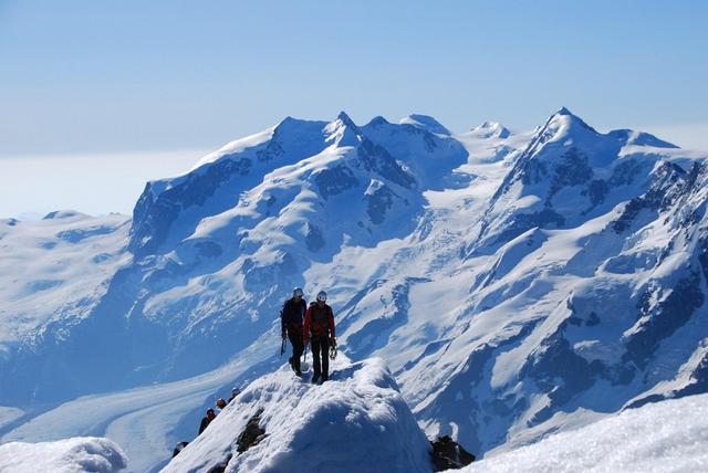 全球变暖加剧了马特洪峰的冰雪融化,向导呼吁禁止攀登马特洪峰