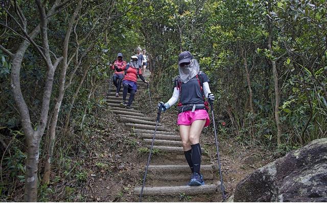 夏季登山预防中暑,由路线策划做起准备充足装备