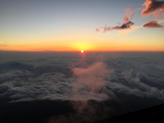 日本富士山自由行攻略,攀登到富士山顶峰看日出