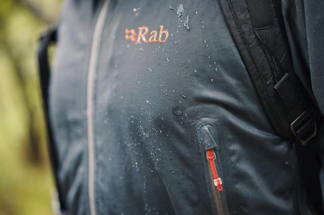 软壳外套测评体验,推荐这款来自英国的户外品牌Rab