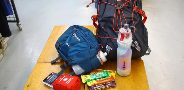 一天的户外登山活动,应该携带哪些基本的装备?