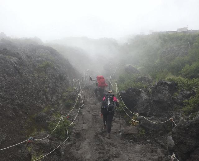 日本富士山自由行攻略,攀登到富士山顶峰看日出