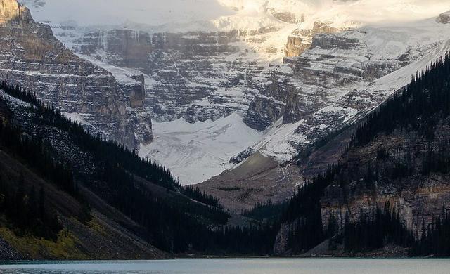 加拿大班夫国家公园,落基山脉中的梦幻蓝色冰河路易斯湖