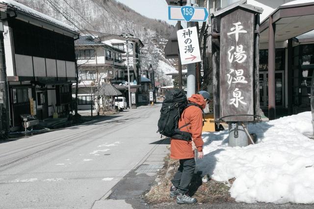 秋冬季节参加户外活动,东西太多背包装不下怎么办