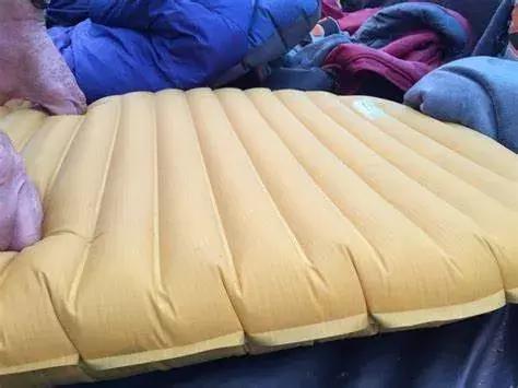 秋冬季寒夜露营,裹在睡袋里如何睡的更暖一点?