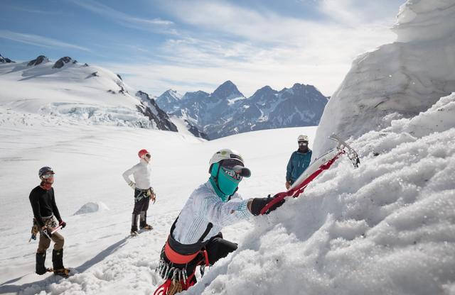 有关爬雪山的户外装备挑选，冰爪和冰镐的正确使用方式