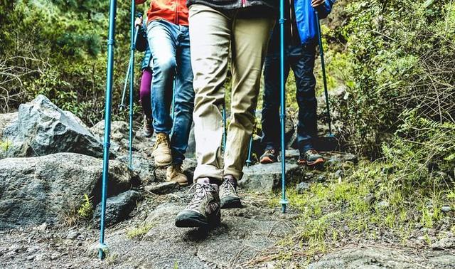 户外新手登山装备,来拥抱大自然必学的时尚女子穿搭