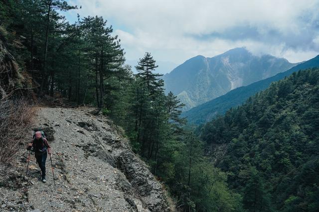 登山鞋女孩子穿,一双女性专属的Salomon萨洛蒙登山鞋