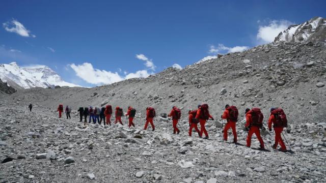 珠峰测量登山队成功登顶珠峰,珠峰登山队装备大揭秘