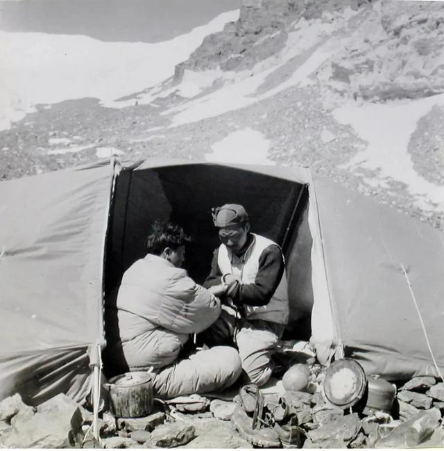 珠峰测量登山队成功登顶珠峰,珠峰登山队装备大揭秘