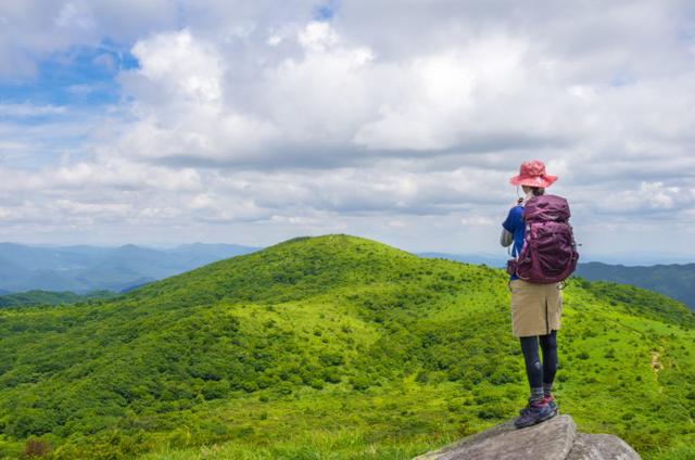 夏季户外徒步登山,跟我们有肌肤之亲的速干排汗衣不能少