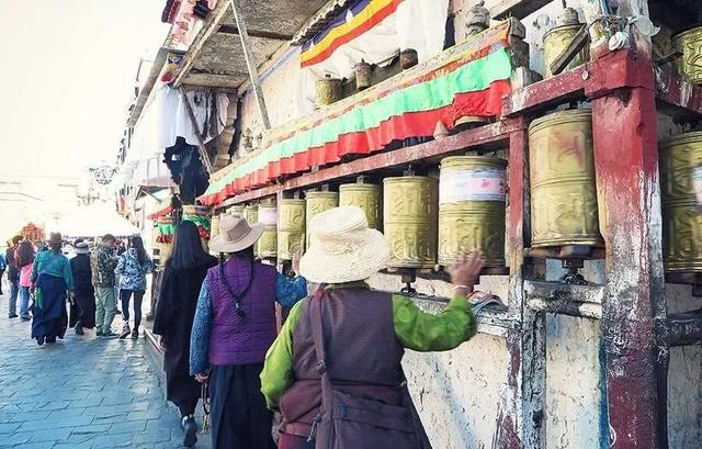 大昭寺与旧城区,每一个到拉萨旅游的人都会来的地方