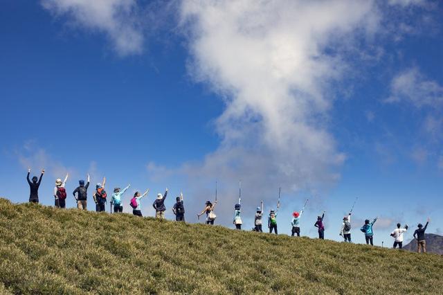 登山杖到底要用一根好还是两根好呢?