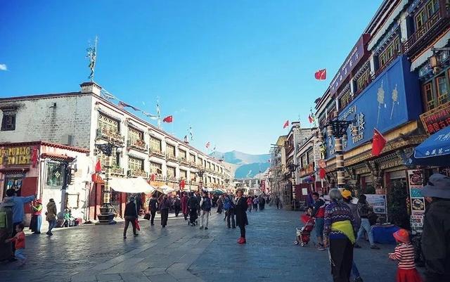 大昭寺与旧城区,每一个到拉萨旅游的人都会来的地方