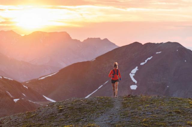 女人登山照片微信头像图片