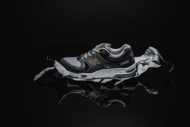 New Balance限定款1700复古运动鞋,带着辉煌金色重新回归