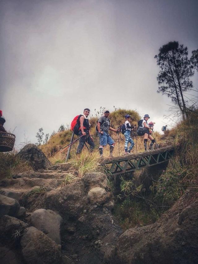 回忆印尼徒步旅行,登顶龙目岛最高峰林贾尼火山