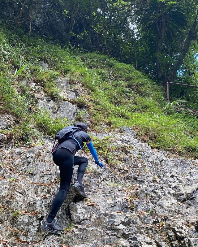 刘嘉玲跟着周润发一起去爬山,看明星都穿什么户外装备?