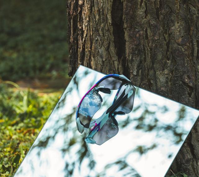 戴太阳眼镜就是要帅,欧克利OAKLEY联手日本艺术家山口历联名款发布