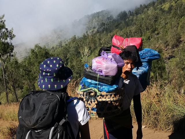 回忆印尼徒步旅行,登顶龙目岛最高峰林贾尼火山