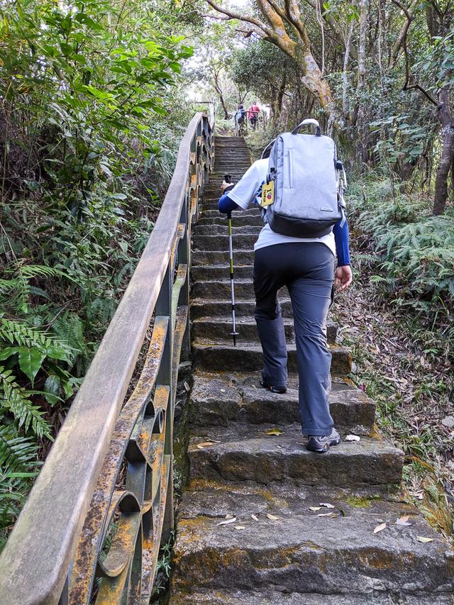 户外徒步穿什么鞋适合?教你如何挑鞋袜子登山杖