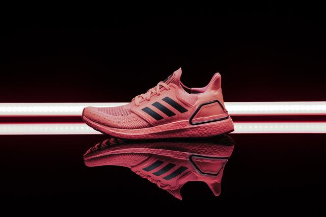阿迪达斯adidas首款碳纤跑鞋上市,全新的竞速跑鞋