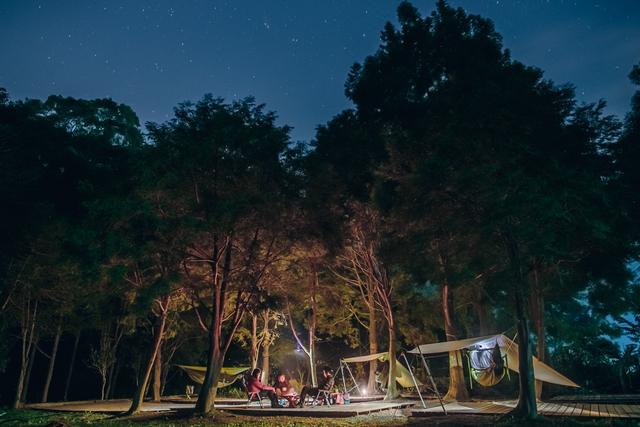 吊床露营,帐篷搭在半空中的另类露营活动
